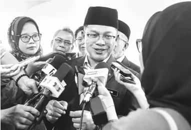  ?? — Gambar Bernama ?? BERSAMA MEDIA: Mohd Na’im menjawab pertanyaan wartawan pada Program Syarahan Harmoni Siri I di Dewan Senat Universiti Sains Islam Malaysia di Nilai, semalam.