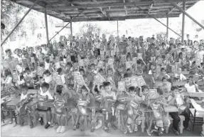  ??  ?? Children in Aklan proudly show off their backpacks with school supplies.