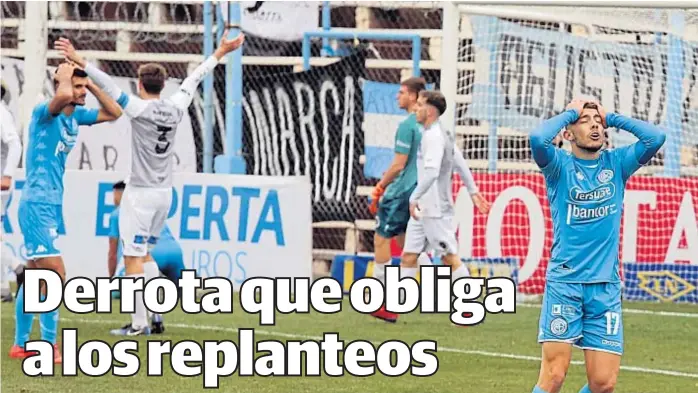  ?? (LA VOZ) ?? No lo puede creer. Gonzalo Lencian, con la “17”, se agarra la cabeza. Rodrigo Erramuspe también. Es que, segundos antes y sobre el final, un cabezazo del delantero rebotó en el palo.