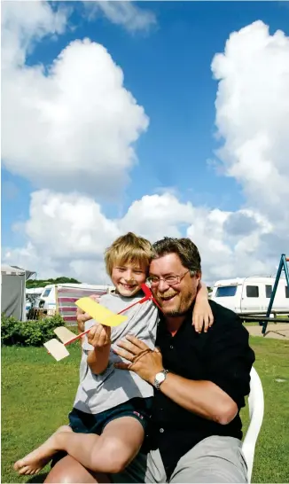  ??  ?? KÄRLEKSFUL­L TID. Det här fotot på åttaårige David i knät på pappa Romulo Enmark tog HP:S Roger Larsson 2003. ”Det känns ofattbart att han är borta”, säger Romulo ett år efter begravning­en och tittar länge, länge på bilden från tidningens arkiv.