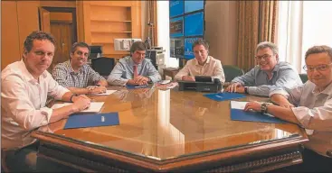  ?? FOTOS: MINISTERIO DE HACIENDA ?? ESTOS SON. Sandleris, Pena, Saravia Frías, Dujovne, Galiani y Sigal, en el Palacio de Hacienda.