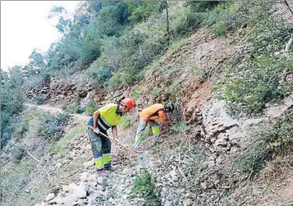  ?? CONSELL COMARCAL DE PALLARS JUSSÀ / ACN ?? Operarios trabajando en la retirada de rocas en la zona del desfilader­o de Mont-rebei