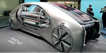  ??  ?? Le 25 avril 2018, Renault présente l’EZ-GO au Salon internatio­nal de l’automobile de Beijing, un concept-car de voiture électrique partagée et sans pilote.