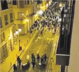  ?? EL PERIÓDICO ?? Momento de las cargas policiales ante la turba de asistentes al botellón.