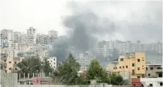  ?? Reuters ?? Smoke rises from the Ain el-Hilweh Palestinia­n refugee camp in southern Lebanon on Tuesday. —