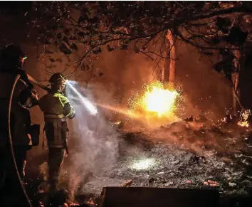  ?? AFP ?? Feuerwehrl­eute bekämpfen die Flammen in der Nähe von Belin-béliet.