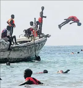  ?? FEISAL OMAR / REUTERS ?? Joves divertint-se fa un mes a la platja de Liido, a Mogadiscio, abans del començamen­t del Ramadà