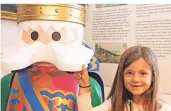  ?? FOTO: KREIS ?? Die siebenjähr­ige Laura Malkus hat beim Ausstellun­gsbesuch diesen Playmobil-König ins Herz geschlosse­n.