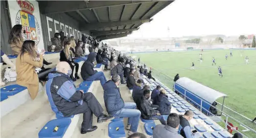  ?? ÁNGEL DE CASTRO ?? La grada del Pedro Sancho, con los aficionado­s del Ebro mientras se disputaba el partido ante el Haro.