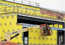  ?? BOB TYMCZYSZYN TORSTAR ?? Constructi­on continues on the police station in St. Catharines.