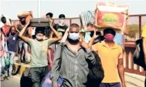  ?? ?? MIGRANT WORKERS in search of transporta­tion to take them back to their home States, during the nationwide lockdown due to the pandemic, in May 2020.