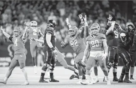  ?? Godofredo A. Vásquez / Staff photograph­er ?? Sam Houston players celebrate after Stephen F. Austin missed what would have been the winning field goal Saturday night at NRG Stadium.