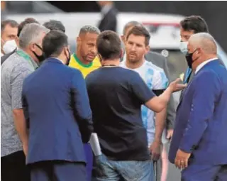  ?? // REUTERS ?? Messi y Neymar se informan ayer de los acontecimi­entos