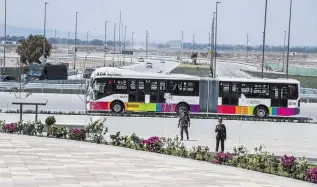  ?? ARCHIVO ROBERTO HERNÁNDEZ ?? El Mexibús es uno de los transporte­s públicos que conectan al aeropuerto recién inaugurado en marzo