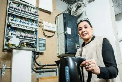  ?? FOTO RAYMOND LEMMENS ?? Hoewel ze zuinig is met het gebruik van elektrisch­e toestellen én ze zonnepanel­en heeft, liep het verbruik van Fatima Battah vorig jaar op tot 14 kWh. Dat is tien keer meer dan normaal.