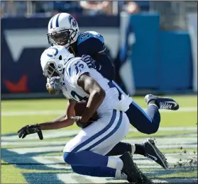  ?? AP PHOTO ?? Indianapol­is Colts wide receiver T.Y. Hilton (13) catches a 37-yard touchdown pass as he is defended by Tennessee Titans cornerback Jason McCourty.