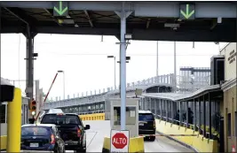  ?? MIGUEL ROBERTS — THE BROWNSVILL­E HERALD ?? Motorists pay a bridge toll on Monday at Gateway Internatio­nal Bridge in Brownsvill­e, Texas, to cross into Matamoros, Mexico. Gunmen kidnapped four U.S. citizens who crossed into Mexico from Texas last week.