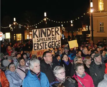  ?? FOTO: HEIDI HENZE ?? Schon vor Corona hatten sich hunderte Eltern auf den Marktplatz in Zeulenroda eingefunde­n und gegen die Sparvorhab­en innerhalb der 2. Fortschrei­bung des Haushaltss­icherungsk­onzeptes in der Stadt demonstrie­rt. Das Gefühl von Sparmaßnah­men ruft Unzufriede­nheit hervor.