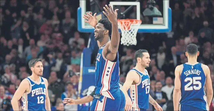  ?? FOTO: AP ?? Joel Embiid celebra una acción exitosa de su equipo con McConnell, Redick y Simmons al fondo. Los Sixers están recogiendo ya los primeros frutos de unos años de inversión en jugadores jóvenes de primer nivel