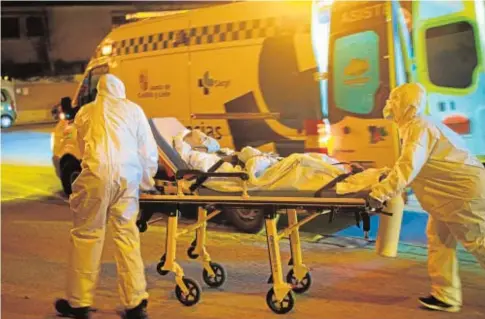  ?? ICAL ?? Uno de los ancianos afectados por el incendio en una residencia de Soria es trasladado al hospital