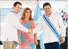  ??  ?? Acuerdo. Los presidente­s Morales, de Guatemala, y Hernández, de Honduras, abrieron las fronteras.