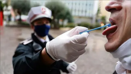  ??  ?? Le dépistage se fait à bras tendu, ganté et masqué, pour respecter les mesures sanitaires actuelles de lutte contre la Covid-.