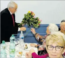  ??  ?? Gérard Barrau remet des roses aux dames