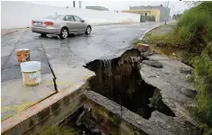  ??  ?? Hundimient­o. El socavón formado a un lado de la UVM, “creció” con las lluvias del lunes.