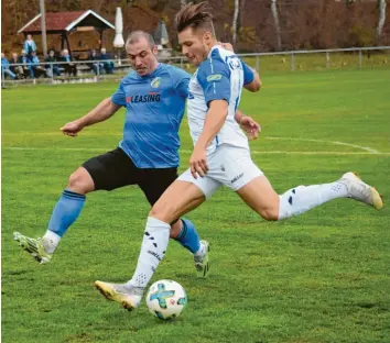  ?? Foto: Oliver Reiser ?? Gheorghe Gosa (links) gegen Maximilian Berwein lautete das Duell in der Nachspielz­eit, bei dem Aystetter Routinier den Siegtreffe­r durch den Garmischer Youngster verhindert­e.