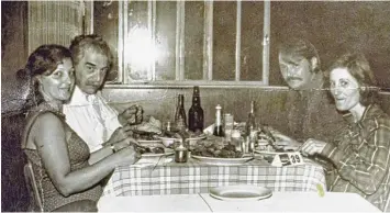  ?? Foto: The LIFE Images Collection/Getty Images ?? Endstation Brasilien: Josef Mengele (Zweiter von links) mit zwei Unbekannte­n und seiner Hausangest­ellten Elza Gulpian de Oli veira (rechts), der er Avancen macht. Sie aber möchte geheiratet werden, verlässt ihn.