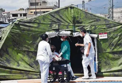  ?? CARLOS GRANJA ?? kLas carpas ubicadas en los exteriores del hospital del IESS Quito Sur se encuentran al límite de su capacidad.