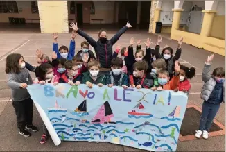  ??  ?? Les enfants étaient très impatients de recevoir Alexia Barrier.