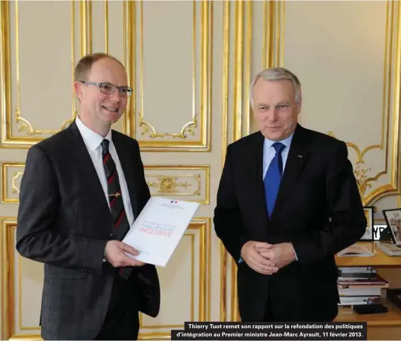  ??  ?? Thierry Tuot remet son rapport sur la refondatio­n des politiques d'intégratio­n au Premier ministre Jean-marc Ayrault, 11 février 2013.