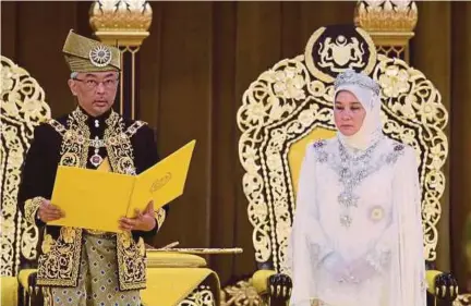  ?? [Foto BERNAMA] ?? Al-sultan Abdullah melafazkan ikrar pada istiadat pertabalan baginda sebagai Yang di-pertuan Agong Ke-16 di Balairung Seri, Istana Negara. Yang turut berangkat, Tunku Azizah Aminah Maimunah.