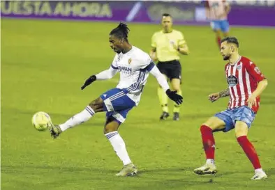  ?? JAIME GALINDO ?? Expeditivo Jair despeja un balón durante el partido disputado en La Romareda ante el Lugo.