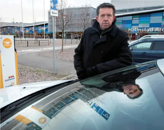  ?? Bild: Johan Persson ?? Håkan Björklund, ordförande i teknik- och fritidsnäm­nden, uppmanar folk att inte ta laddplatse­r i anspråk för bilar som inte är laddbara.