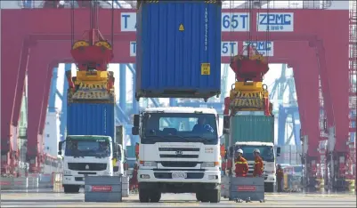  ?? PROVIDED TO CHINA DAILY ?? Containers from a cargo ship being loaded onto a truck at the Tianjin Port.