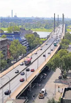  ??  ?? Die Theodor-Heuss-Brücke steht auf der Liste der Bauten, die kurzfristi­g saniert werden müssen.