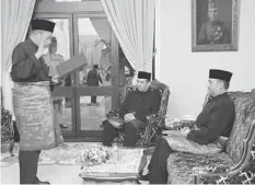  ??  ?? TAKING OATH: Ahmad Yakob takes his oath of office as Menteri Besar before Sultan Muhammad V. — Bernama aphoto