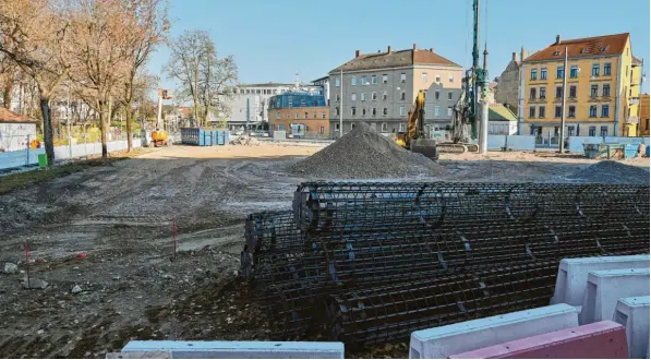  ?? Foto: Peter Fastl ?? Auf dieser Fläche zwischen Langenmant­elstraße und Schwimmsch­ulstraße soll das größte Hotel der Stadt entstehen. Die Bäume auf der linken Seite müssen dafür weichen.