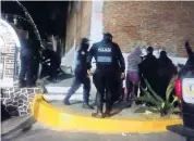  ??  ?? El operativo en la colonia Gabriel Hernández se dificultó para los policías porque los caminos fueron bloqueados con objetos.