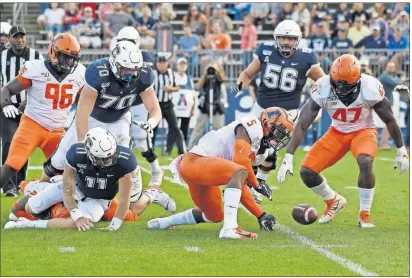  ?? [JESSICA HILL/THE ASSOCIATED PRESS] ?? Illinois linebacker Milo Eifler (5) and Illinois defensive lineman Oluwole Betiku Jr. (47) reach to take possession of a ball fumbled by Connecticu­t quarterbac­k Jack Zergiotis (11) during the second half Sept. 7 in East Hartford, Conn.