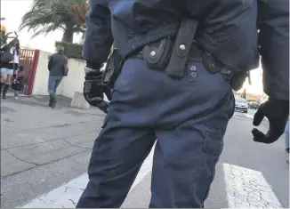  ?? (Photo doc Var-matin) ?? De nouveaux gardes régionaux renforcero­nt la sécurité aux abords des lycées, aux côtés des policiers.