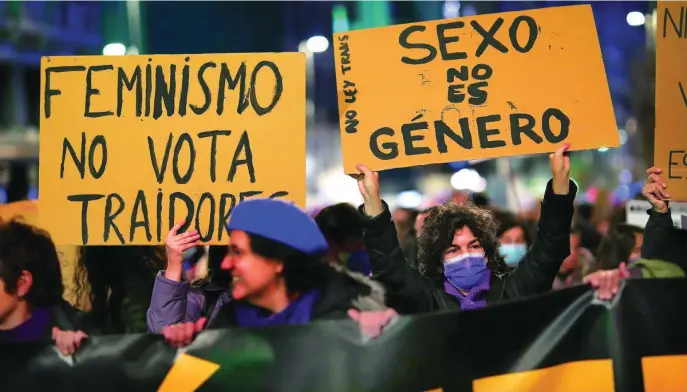  ?? GONZALO PÉREZ ?? Manifestan­tes feministra­s abolicioni­stas, ayer, en la Gran Vía de Madrid