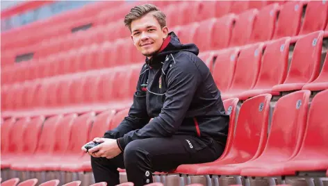  ?? FOTO: BAYER 04 ?? Am Controller immer alles im Griff: Der Leverkusen­er Marvin Hintz ist einer der besten Fifa-Spieler Deutschlan­ds.