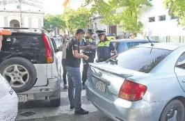  ??  ?? Efectivos de la Policía de Tránsito labran un acta por estacionam­iento indebido de un conductor. El mismo en principio quiso huir del lugar.