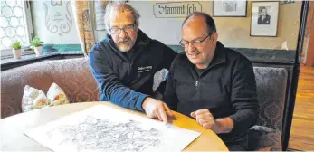  ?? FOTO: MICHAEL PANZRAM ?? Die rätselhaft­e Zeichnung von Grass am Stammtisch des Adlers, der inzwischen geschlosse­n ist. Rudi Holzberger (links) und Hubert Baumeister hoffen auf eine Wiederbele­bung des Hauses.