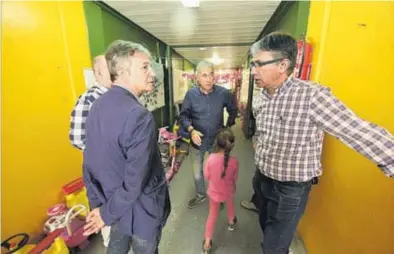  ?? MANOLO NEBOT ?? El edil Pérez y técnicos visitaron ayer las aulas prefabrica­das acompañado­s del director del centro, Daniel Dolz.