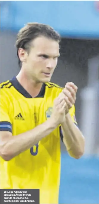  ??  ?? El sueco Albin Ekdal aplaude a Álvaro Morata cuando el español fue sustituido por Luis Enrique.