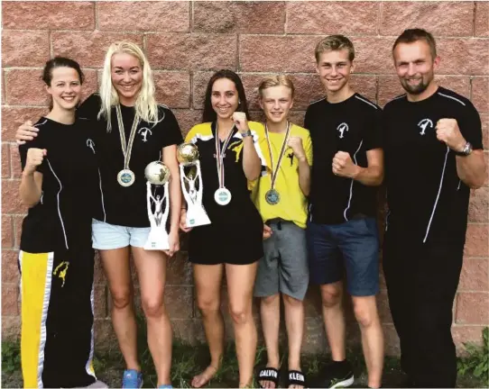  ?? FOTO: PRIVAT ?? HELE GJENGEN: Her er gjengen fra Grimstad Kickboxing­klubb, som var i Italia i helgen. F.v. Yvonne Murray, Madelen Søfteland, Regine Langefoss Krüger, Adrian Lauritzen Andresen, Peder Willbergh og Aun Andresen.